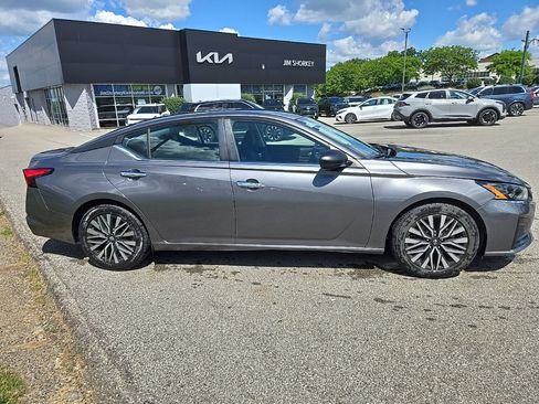 Used 2024 Nissan Altima 2.5 SV FWD image 2