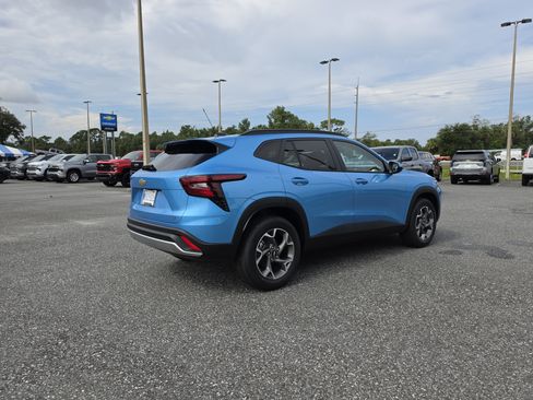 New 2026 Chevrolet Trax LT w/ Sunroof Package FWD image 4