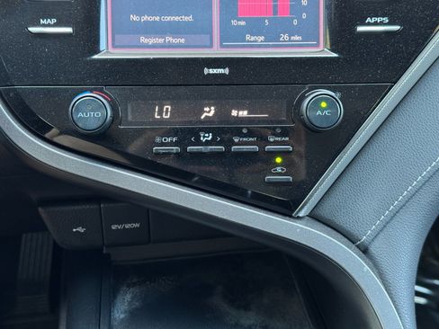 Used 2020 Toyota Camry SE FWD image 24