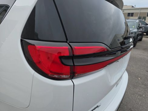 Used 2024 Chrysler Pacifica Touring-L w/ S Appearance Package FWD image 33