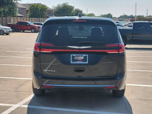 Used 2025 Chrysler Pacifica Select FWD image 13