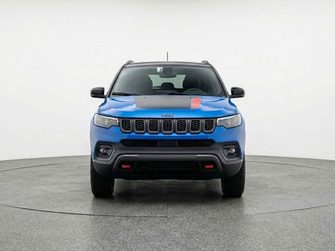 Used 2025 Jeep Compass Trailhawk AWD/4WD image 2