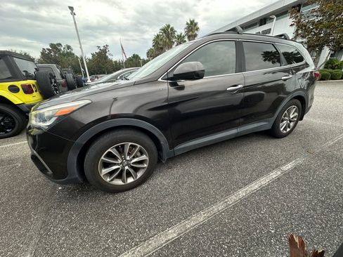 Used 2017 Hyundai Santa Fe SE FWD image 4