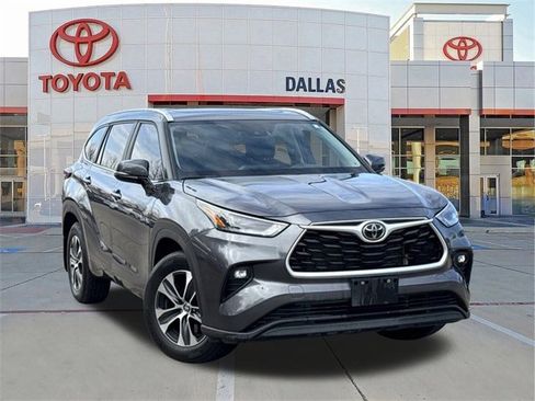 Used 2024 Toyota Highlander XLE image 1