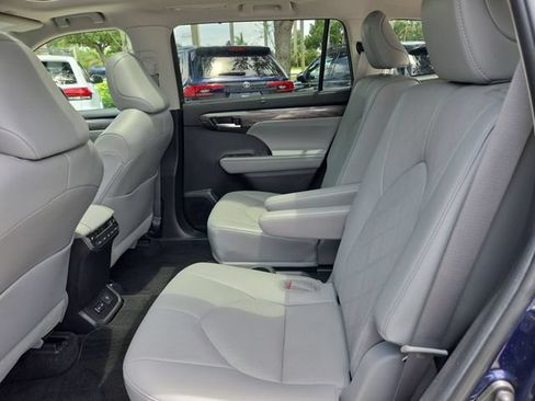 Used 2023 Toyota Highlander Platinum FWD image 23