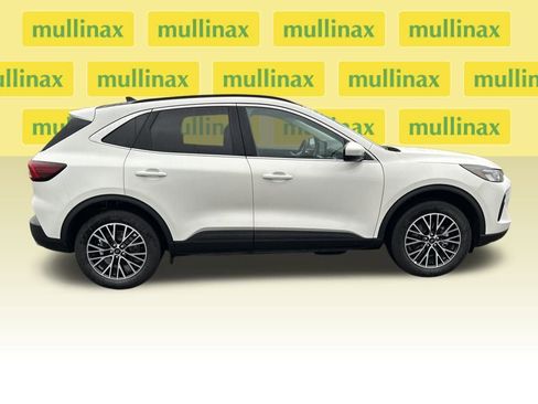 Used 2025 Ford Escape Base w/ Class II Trailer Tow Package image 2