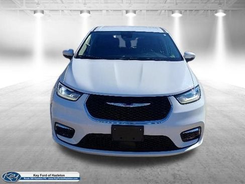 Used 2023 Chrysler Pacifica Touring-L FWD image 9