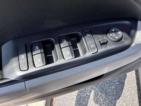 Used 2023 Hyundai Venue SEL FWD image 8