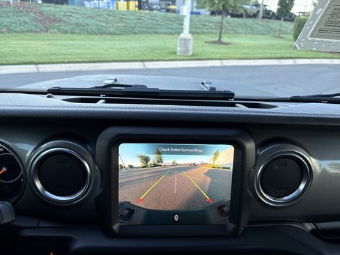 Used 2023 Jeep Gladiator Overland AWD/4WD image 29