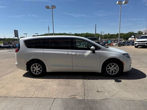 Used 2023 Chrysler Voyager LX FWD image 6