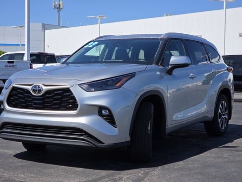 Used 2022 Toyota Highlander XLE AWD/4WD image 21