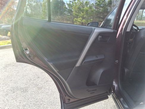 Used 2016 Toyota RAV4 LE image 17