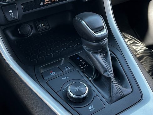 Used 2024 Toyota RAV4 SE image 17