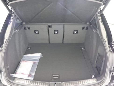 Used 2025 Porsche Macan image 25