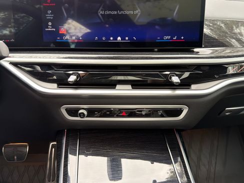 Certified 2024 BMW X7 M60i w/ Executive Package image 25