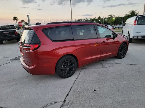 Used 2025 Chrysler Pacifica Limited image 3