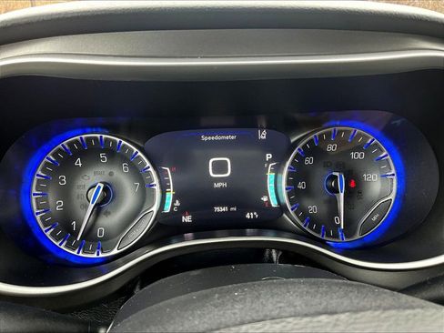 Used 2024 Chrysler Pacifica Touring-L FWD image 13