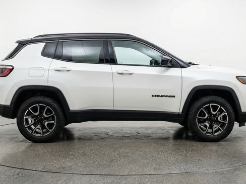 Used 2025 Jeep Compass Trailhawk image 11