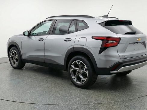 Used 2025 Chevrolet Trax LT FWD image 6