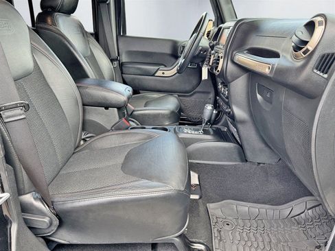 Used 2017 Jeep Wrangler Unlimited Sahara AWD/4WD image 21