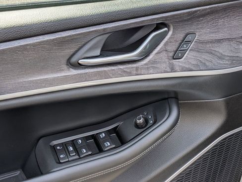 Used 2022 Jeep Grand Cherokee Limited 4xe image 11