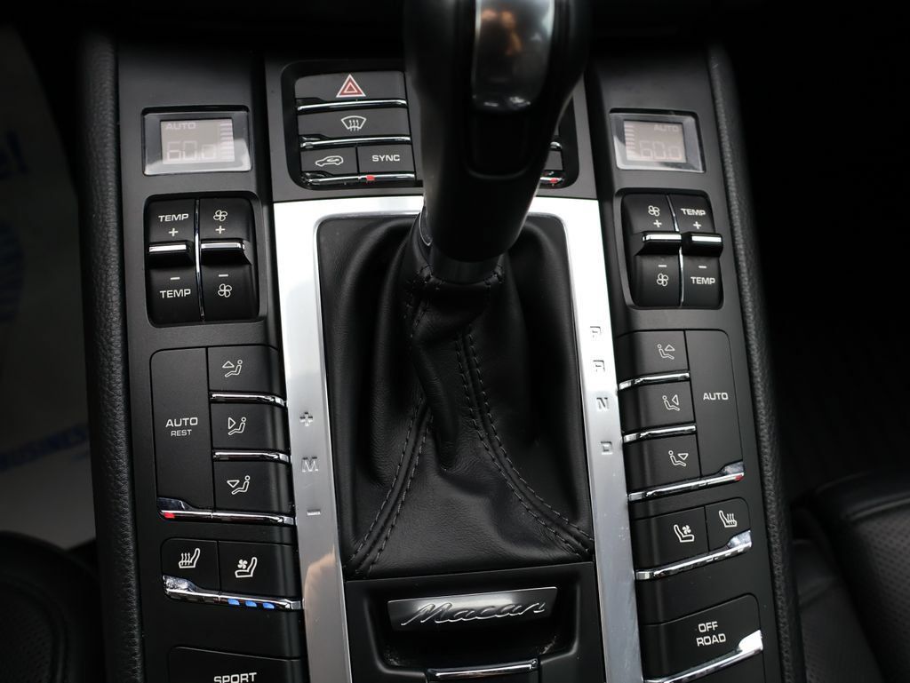 Used 2018 Porsche Macan AWD/4WD image 25