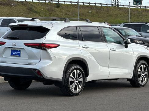 Used 2022 Toyota Highlander XLE image 3