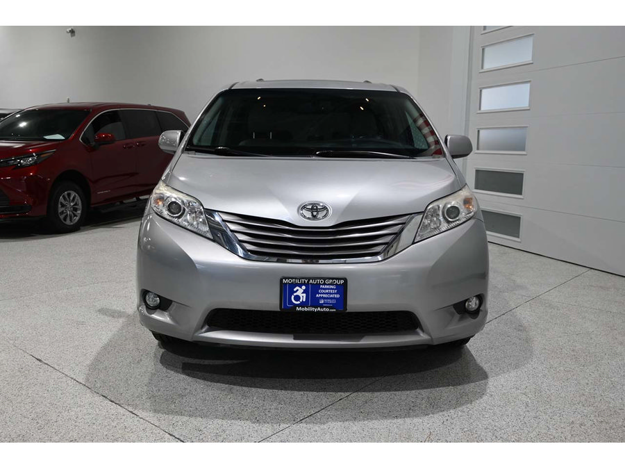Used 2015 Toyota Sienna XLE w/ XLE Navigation Package FWD image 4