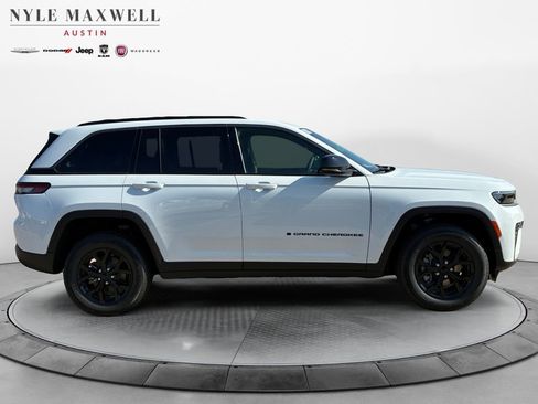 New 2026 Jeep Grand Cherokee Altitude image 17