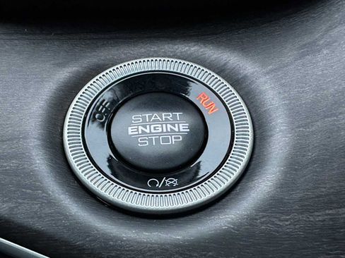 Used 2025 Jeep Grand Cherokee Limited w/ Luxury Tech Group II image 38