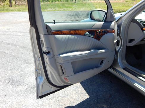 Used 2005 Mercedes-Benz E 500 4MATIC Sedan image 10