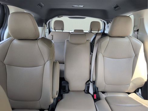 Used 2024 Toyota Sienna XLE FWD image 28