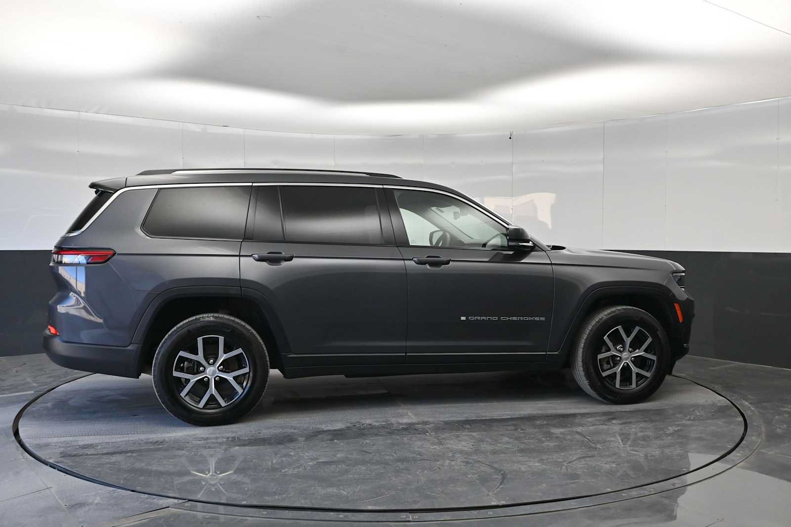 Used 2023 Jeep Grand Cherokee L Limited w/ Luxury Tech Group II AWD/4WD image 9