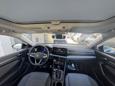 Used 2025 Volkswagen Jetta SE image 32