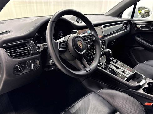 Used 2025 Porsche Macan AWD/4WD image 6