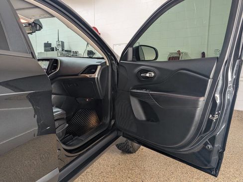 Used 2016 Jeep Cherokee Trailhawk w/ Leather Interior Group image 18