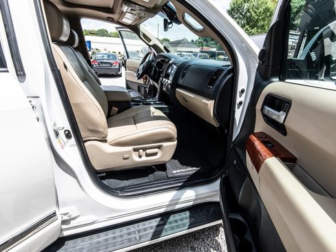 Used 2020 Toyota Sequoia Platinum RWD image 33