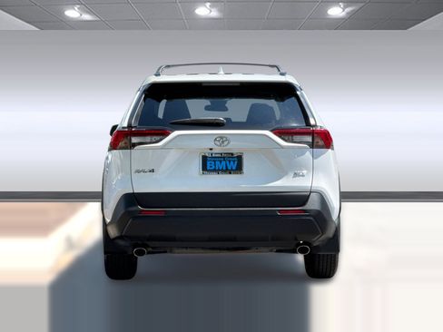 Used 2021 Toyota RAV4 XLE w/ Convenience Package FWD image 10