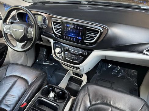 Used 2017 Chrysler Pacifica Touring-L w/ 13 Speaker Alpine Sound Group FWD image 25