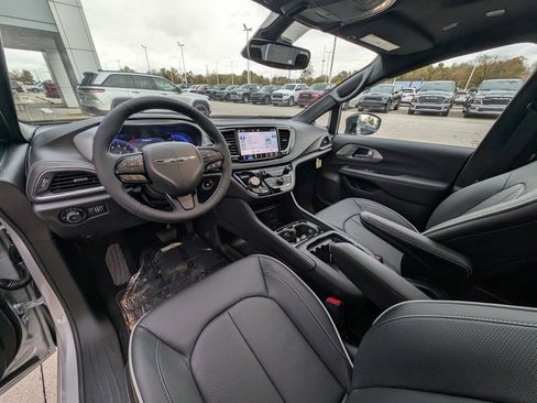 New 2026 Chrysler Pacifica Limited w/ S Appearance Package image 2
