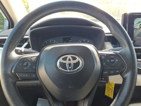 Used 2025 Toyota Corolla LE image 20