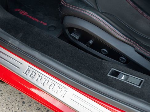 Used 2022 Ferrari F8 Tributo image 33