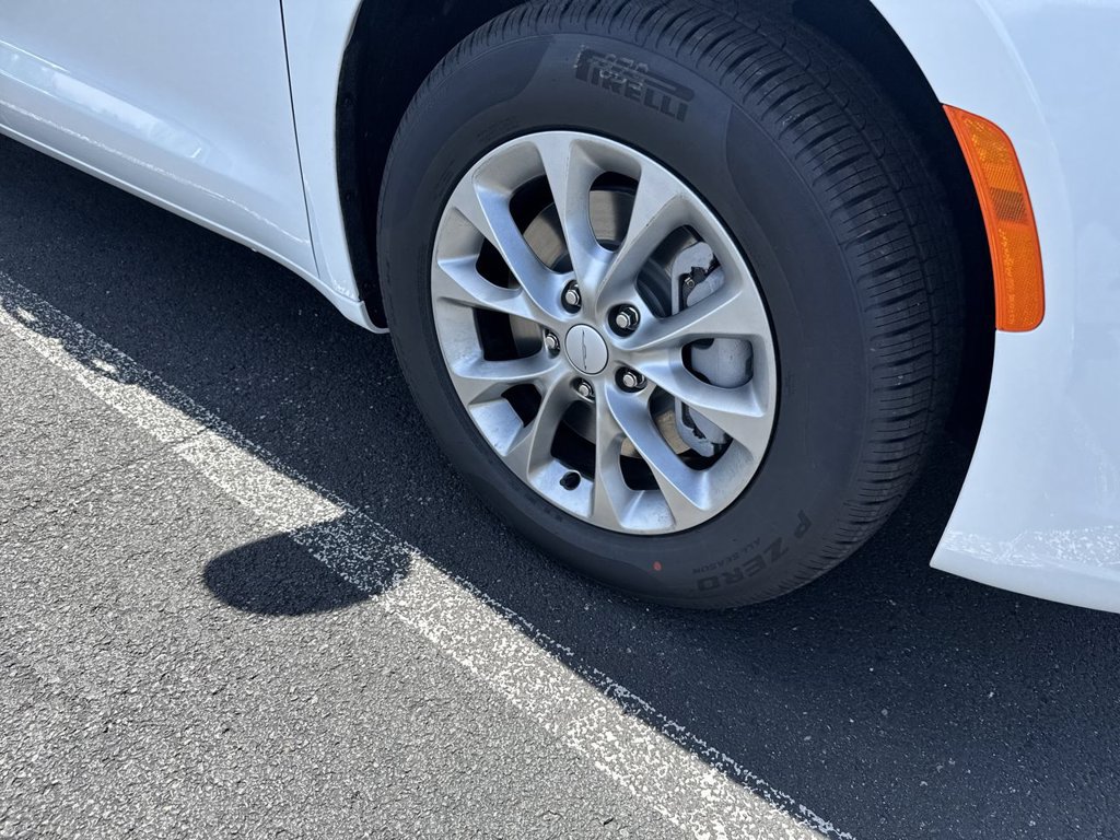 New 2027 Chrysler Pacifica Select AWD/4WD image 16