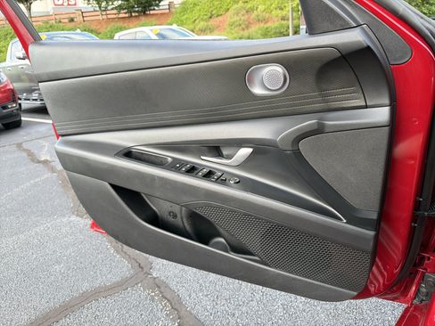 Used 2025 Hyundai Elantra SE FWD image 13
