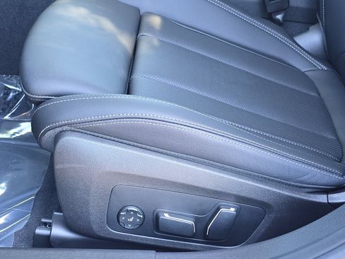 Used 2025 BMW 330i Sedan w/ Premium Package RWD image 21