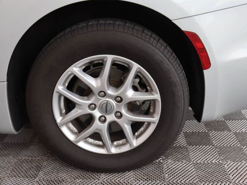 Used 2024 Chrysler Pacifica Touring-L FWD image 17