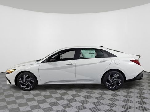 New 2025 Hyundai Elantra SEL image 39