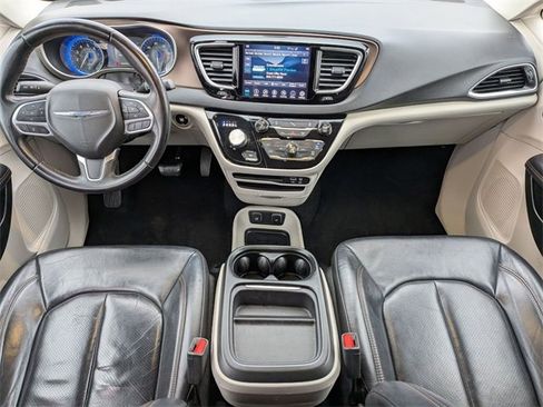 Used 2018 Chrysler Pacifica Touring-L w/ Premium Audio Group image 24