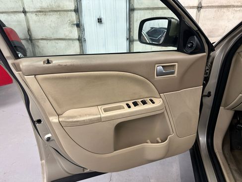 Used 2005 Mercury Montego Luxury image 24