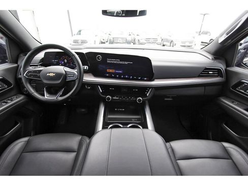 Used 2025 Chevrolet Suburban LT w/ Comfort Package RWD image 9